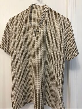 Adorable unknown brand lightweight basket weave patterned top ptp 21”